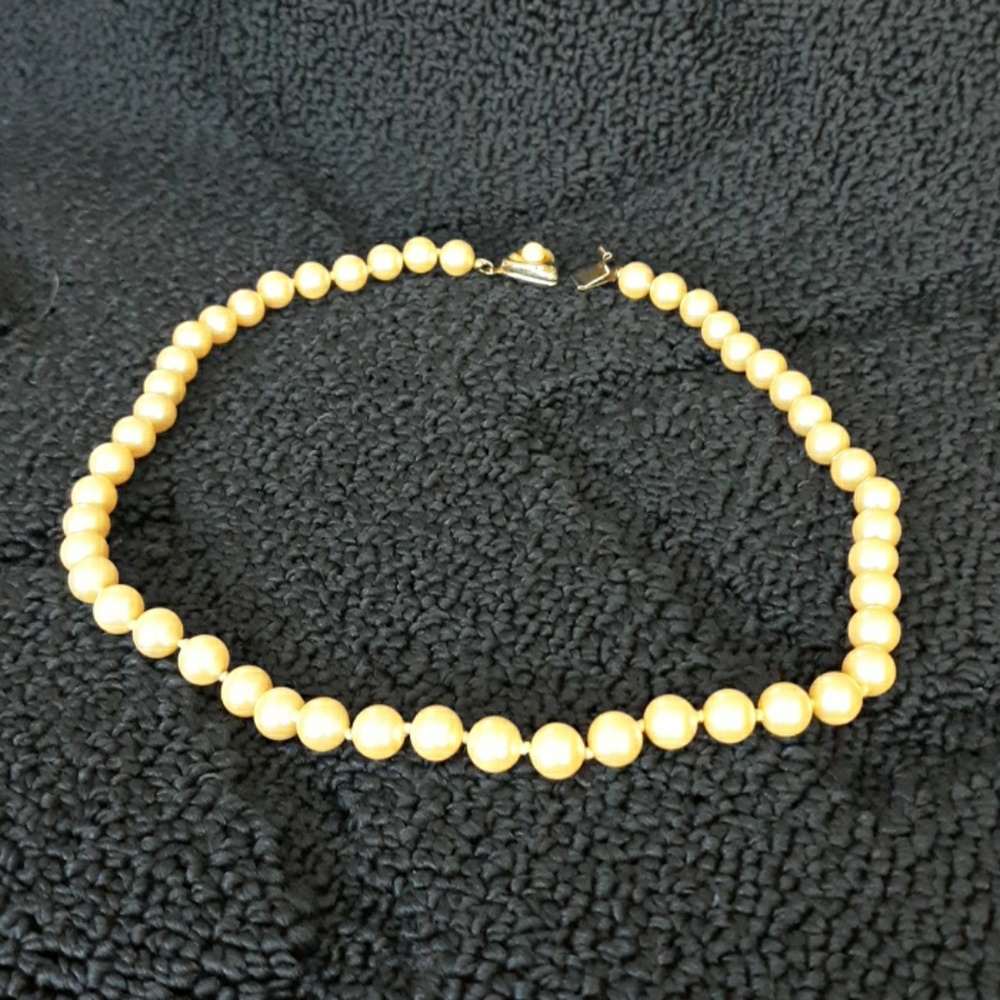 Liz Clayborn simulated pearl necklace